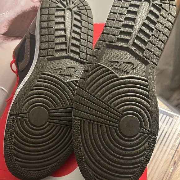 EUC - Air Jordan 1 Low SE 'Black Olive Bright Crimson' Size M7/W8.5 - Picture 3 of 4